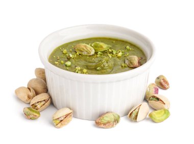 Fıstık ezmeli kase beyaz arkaplanda