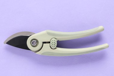 Mor arka planda bahçıvanlık yapan kesiciler