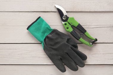 Bahçe işçileri ve eldivenler ahşap arka planda