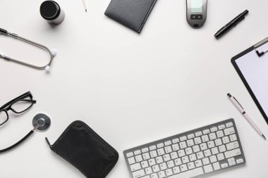 Tıbbi malzemeler ve klavyeden yapılmış çerçeve açık arkaplanda