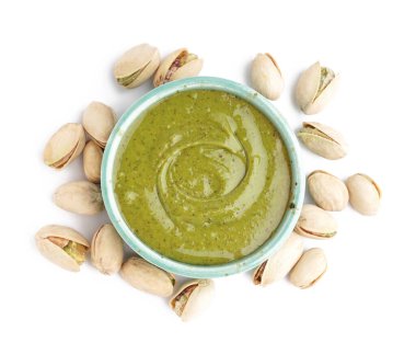 Beyaz arka planda fıstık ezmeli bir kase.