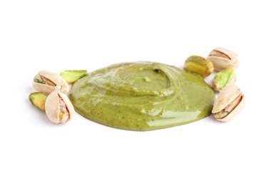 Beyaz arka planda lezzetli fıstık ezmesi