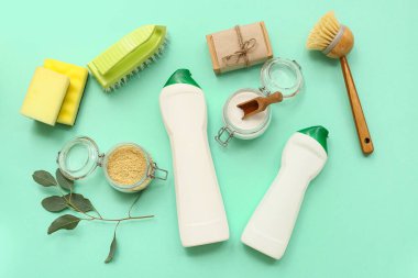 Renkli arka planda doğal temizlik ürünleri, fırçalar ve süngerler ile kompozisyon