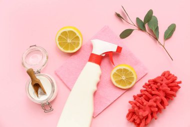 Pembe arka planda doğal temizlik malzemesi bileşimi