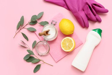 Doğal temizlik malzemeleri ve pembe arka planda okaliptüs dalları olan kompozisyon