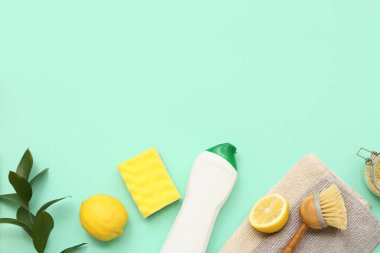 Renkli arka planda deterjan, limon ve temizlik malzemeleriyle kompozisyon