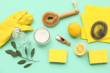 Renk arka planında farklı doğal temizlik ürünleri ve malzemelerine sahip bileşim