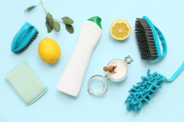 Renkli arka planda doğal temizlik ürünleri, fırçalar ve sünger bileşimi