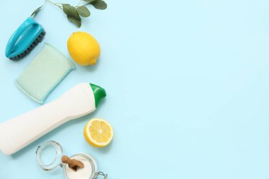 Doğal temizlik ürünleri ile kompozisyon, renk arkaplan üzerinde fırça ve sünger