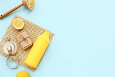 Doğal temizlik ürünleri ile kompozisyon ve renk arkaplanı üzerine fırça