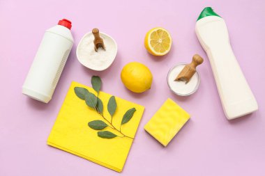 Leylak arka planında farklı doğal temizlik malzemelerine sahip kompozisyon