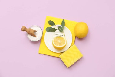 Leylak arka planında kabartma tozu, limon, toz ve temizlik süngeri ile kompozisyon