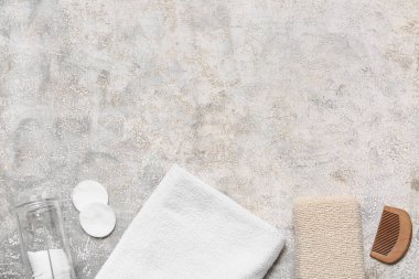 Temiz havlu, banyo süngeri, ahşap tarak ve pamuk pedleri Grunge arka planda.