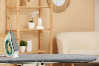 Odada yeşil ütü var.