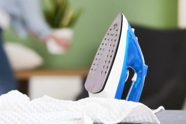 Bulanık arkaplanda demir ve temiz giysiler var.