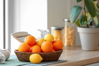 Mutfaktaki masada limon ve portakallı sepet.