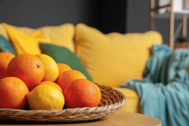 Oturma odasındaki sehpanın üzerinde narenciye tabağı, yakın plan.