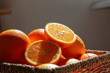 Güzel odadaki sepetin üzerinde turkuazlar, yakın plan.