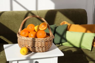 Oturma odasındaki kanepenin yanındaki sehpanın üzerinde nargile var.