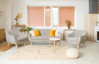 Koltuğu, koltuğu ve penceresi olan bulanık oturma odası manzarası