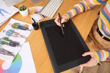 Ofiste tabletle çalışan kadın grafik tasarımcısı, yakın plan