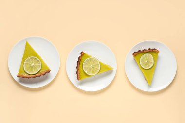 Bej arkaplanlı lezzetli limonlu tart tabakları
