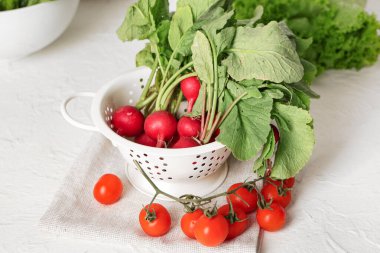 Taze turp ve domatesli kolander.