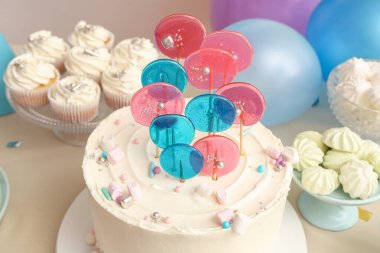 Doğum günü partisi için masada şekerli pasta ve dekor.