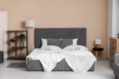 Büyük yataklı, raflı ve lambalı bulanık yatak odası manzarası