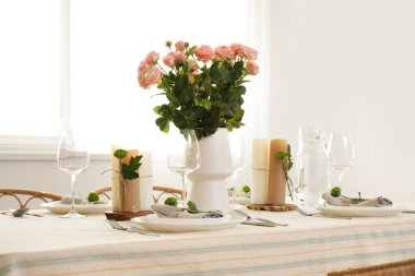 Restorandaki düğün kutlaması için güzel bir masa.