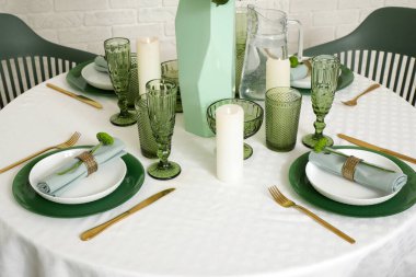 Düğün masası yemek odasında servis ediliyor.