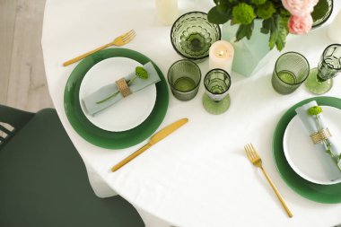 Yemek odasında düğün için servis edilen güzel bir masa. Üst görünüm