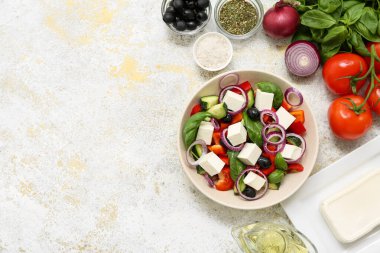 Bir kase sağlıklı sebze salatası ve hafif grunge arkaplan içeriği.