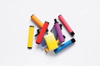 Beyaz arka planda farklı elektronik sigaralar.