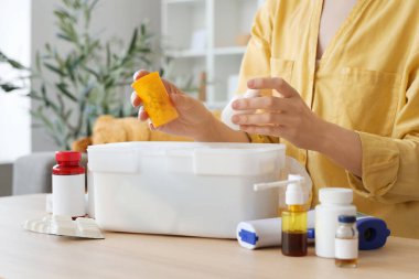 Evde ilk yardım çantası taşıyan kadın, yakın çekim.