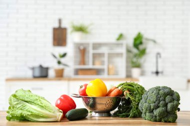 Ahşap mutfak tezgahında farklı taze sebzeler.