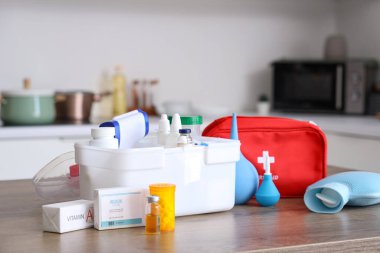 Mutfaktaki masada ilaçlı ilk yardım çantası, yakın plan.