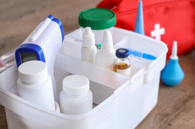 Mutfaktaki masada ilaçlı ilk yardım çantası, yakın plan.