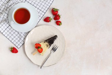 Lezzetli peynirli gazoz tabağı ve hafif arka planda bir fincan çay.