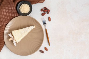 Açık arkaplanda leziz peynirli kek tabağı ve metin için boşluk