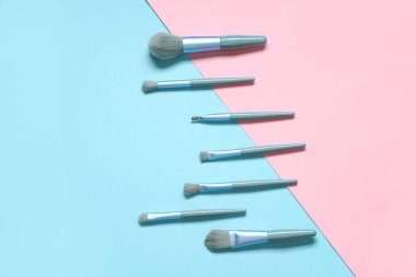 Renkli arkaplanda farklı stil makyaj fırçaları