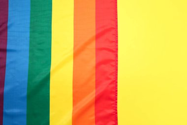 Sarı arkaplanda LGBT bayrağı