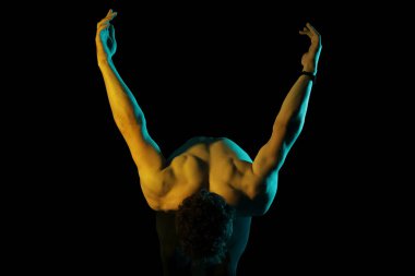 siyah arka plan üzerinde kas genç adam