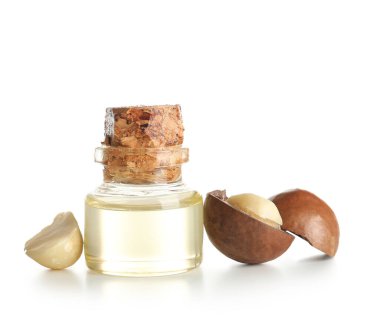 Beyaz arka planda bir şişe macadamia yağı.