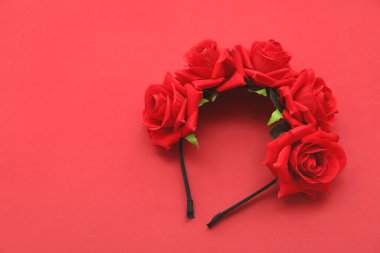 Kırmızı arka planda güzel kırmızı güller.