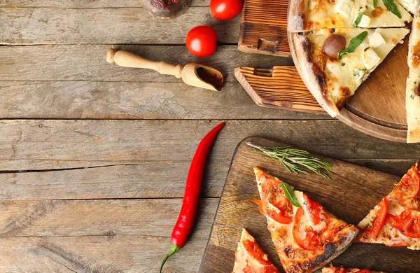 Lezzetli pizzalı tahtalar, malzemeler ve ahşap arka planda kepçe.