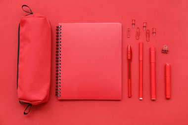 Renk arkaplanında kırmızı kırtasiye ile kompozisyon