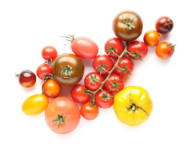 Beyaz arka planda farklı taze domatesler