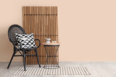 Oturma odasının içinde koltuk, katlanan ekran ve masada Palo Santo.