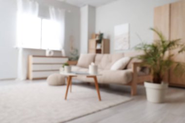 Koltuğu, masası ve çekmeceleri olan bulanık oturma odası manzarası